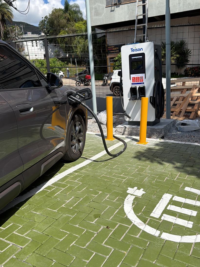 Veículo elétrico conectado a um carregador WePlug