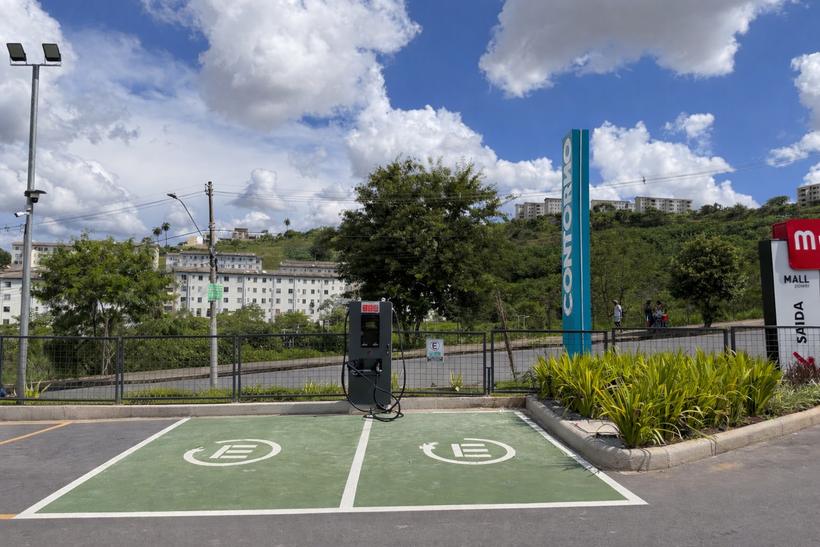Estação WePlug no estacionamento de um shopping