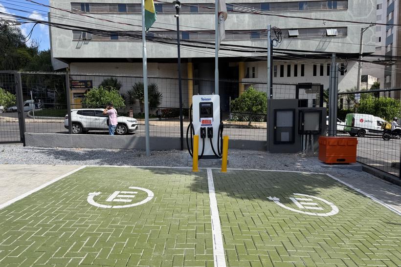 Vagas exclusivas sinalizadas para recarga de veículos elétricos